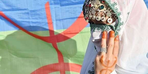 الجمعية المغربية للبحث والتبادل الثقافي: إقرار السنة الأمازيغية عطلة وطنية قرار تاريخي وها شنو خاص تدير الحكومة بالزربة