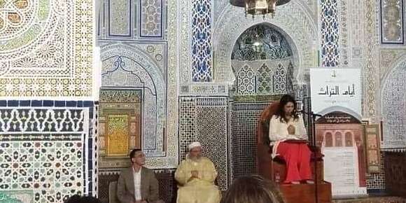 الصورة لي قصّحات الدواعش ديال مرا عصرية بشعرها مطلوق وسط الجّامع و شنو فيها ؟! واش العيالات نجس ؟ وسخ ؟ علاش الراجل يقدر يدخل للجّامع واخا خانز بريحة الصنان و ماغاسلش بّاقلو و المرا ولو تكون أنيقة ضروري خاصها التعقيدات باش تدخل للجامع !