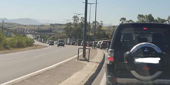 بلوكاج خايب فالخرجة ديال طنجة طريق تطوان.. الناس اللي غاديين لتطوان أو ميناء طنجة المتوسط أو مصنع رونو كلهم كتضيع منهم 25 دقيقة – فيديو