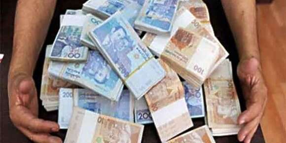 علاش الحكومة ماتاخدش قرار جريئ بحال لي دارت الهند وتقرر تستبدل ورقتي 100 درهم و 200 درهم وهاكا غادي تعرف شحال مخبيين المغاربة تحت الزليجة وفي نفس الوقت تقدر تهيكل الإقتصاد وتطور من نجاعة الإستخلاص الضريبي لي ناجع حاليا غير مع الموظفين لي كيتقطع ليهم من المصدر