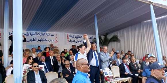 كيفاش زعيم نقابة تحالف ضد الصحافيين ورافض تزيدهم الفين درهم فالصالير. وا بعد يا موخاريق عن الطبقة الكادحة والمزاليط راه بلاصتك الطبيعية مع لملايرية والباطرونا