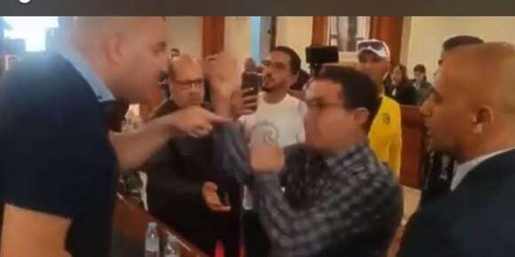مستشار فالرباط حط شكاية ضد مواطن اقتحم أشغال دورة ماي دار حركة بهلوانية “هاهو” وعطاتو العمدة الميكرو يسب فيه