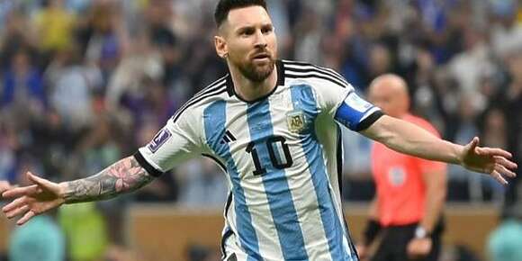 اللاعب الأرجنتيني بدل الحرفة.. ميسي فاجأ الجمهور ديالو – فيديو