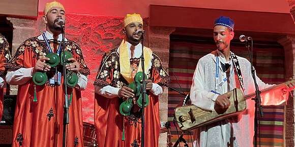 مهرجان گناوة.. أول حضور للديوان الوجدي جذب المعجبين فالصويرة والمعلم أمين فحوار مع “كود”: ها سر تفوقنا على گناوة الغرب الجزائري وتفاعل الجمهور خلاني نعيش إيقاع وسط ايقاع