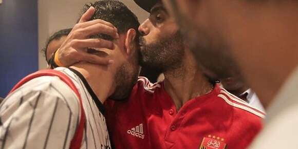 أش هاد الدسارة فاللاعبين المصريين.. الشحات لاعب الأهلي صرفق المغربي محمد الشيبي وملي عرف راسو قفرها بدا يطلب ويبوس الريوس