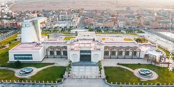 أكبر مكتبة فالمغرب اللي كانت رفضات الراحلة زخليجة يفتتحها الملك غادية تدشن فالعيون. وها وقتاش