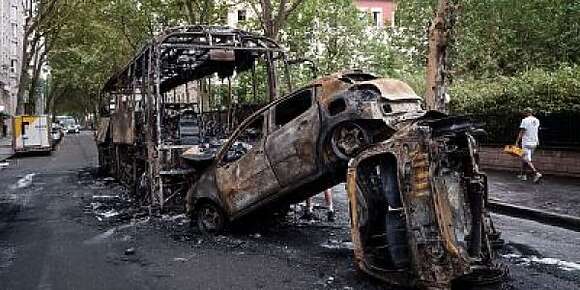 احتجاجات فرنسا.. نائل مشاو فگنازتو بعد 4 داليالي شاعلة تشدو فيها 1311 شخص بسباب أعمال شغب والنهب .. والداخلية نشرات 45 ألف بوليسي وجدارمي هاد الليلة
