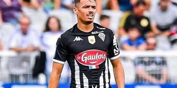 الوداد بداو كيتحركو فالميركاتو.. الناصيري فاجأ كلشي واتفق مع الجزائري إلياس الشتي باش يلعب مع الحمرا