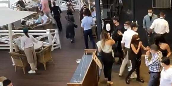 رئيس الاستعلامات العامة فكازا عندو قوانين بوحدو وزبلها عاود ثاني. سد نادي كازاوي معروف وبغى رخصة دالشراب لكل بلاصة وما يقدرش يزعم على “طاطا مرجانة” و”سيدي برادة” اللي عندهم رخصة لكاع المطاعم