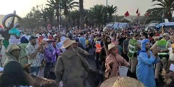 عرف إقبال كبير وشاركت فيه فرق من دول جنوب الصحراء ودول خرى وبدعو فيه شباب جهة سوس.. مهرجان بوجلود فأكادير صمك لي كاع للي كانو ضد الكرنفال (تصاور)