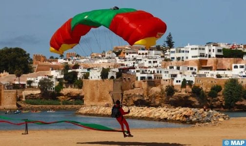عيد العرش.. عروض بهلوانية لمظليين تثير الإعجاب بضفاف نهر أبي رقراق