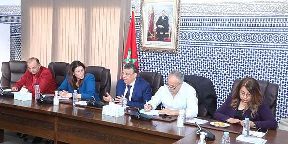 قيادة التراكتور طلبات من الحكومة باش تضاعف جهودها مع ارتفاع درجة الحرارة وتتدارك الخصاص المستجد فالما
