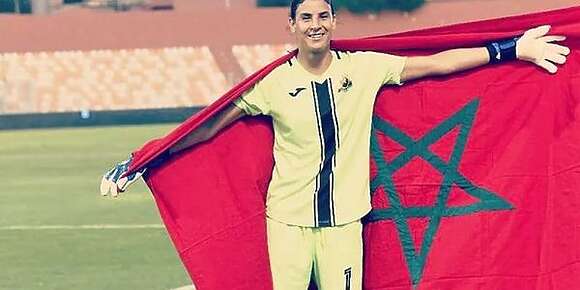 واش ألمانيا غاتلقى عندهم شي لاعبة كانت كايجرها خوها من شعرها و يسلخها باش ماتلعبش كورة فحال خديجة الرميشي؟ معلوم لاّ ! حنا المباركين بعدا لي البنات ديال المنتخب تقاتلو تا وصلو لاستراليا اما فاش كاتشوف الحگرة لي كاتعيش فيها المرا فالمغرب راه تورنورا د رمضان و موحال تربحها بالخلعة