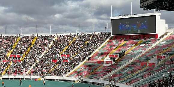 وباراكا من اللا مسؤولية وبهادو ما نقدروش على المونديال. ايلى كان التنظيم مزيان راه السلطات وايلى وقعات الفوضى راه جمهور الراجا والنادي. الوالي ووزير الداخلية هما المسؤولين على اجتياح الجماهير للتيران ماشي بودريقة ولا الخضرا