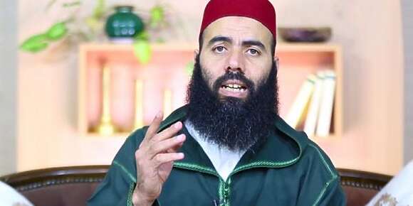الصراحة عجبني الغليمي فاش شطَب الأرض بداك السواديزون داعية ياسين العمري ! بان قدَامو صغير بزّاف و ضغيف بزّاف فحال بزّاف د الدعاة لي فراس مالهم غي القفشات و النكت الحامضة و حاطّين على المرأة ! عمل المرأة، حجاب المرأة، اختاه ماتلبسيش القصير، اختاه ماتخدميش! وا جاوب آ المجتهد و لا كاتعرف تحگر غا على الشيخات!