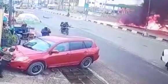 الناس تخلعو وهربو ملي طيارة طاحت فالشارع…. فيديو