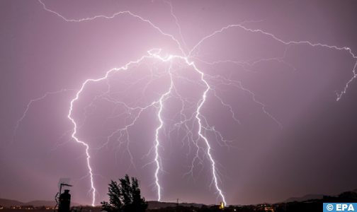 زخات رعدية قوية مصحوبة بالبرَد وبهبات رياح مرتقبة اليوم الإثنين بعدد من مناطق المملكة (نشرة إنذارية)