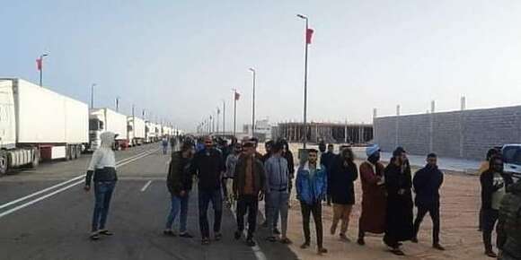 فين والي جهة الداخلة؟ فين رئيس الجهة؟ وا باراكة من التخبية وواجهو مشكلة نزوح شباب المنطقة راه المتربصين كيساينو فرصة