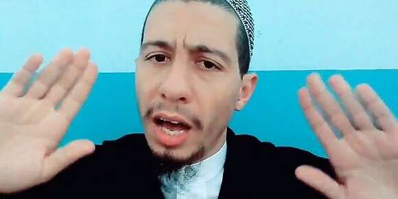 قمّة التناقض عند هاد اللحايا ! شنو لي مثلا غايخلّي واحد أمّو موظفة استاذة تربية بدنية معروفة، دوزات حياتها كاملة فالتعليم و كبر بفلوس الموظّفة و شرب نص ايطرويات د الحليب و كلا دانونات لي كاتشريهم ليه الموظّفة يجي فاللخّر يقولّيك لا للزواج بموظّفة ؟ واش شي خلل فالتربية؟