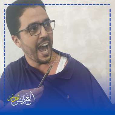 قد تكون صورة شخص واحد، ولحية ونص
