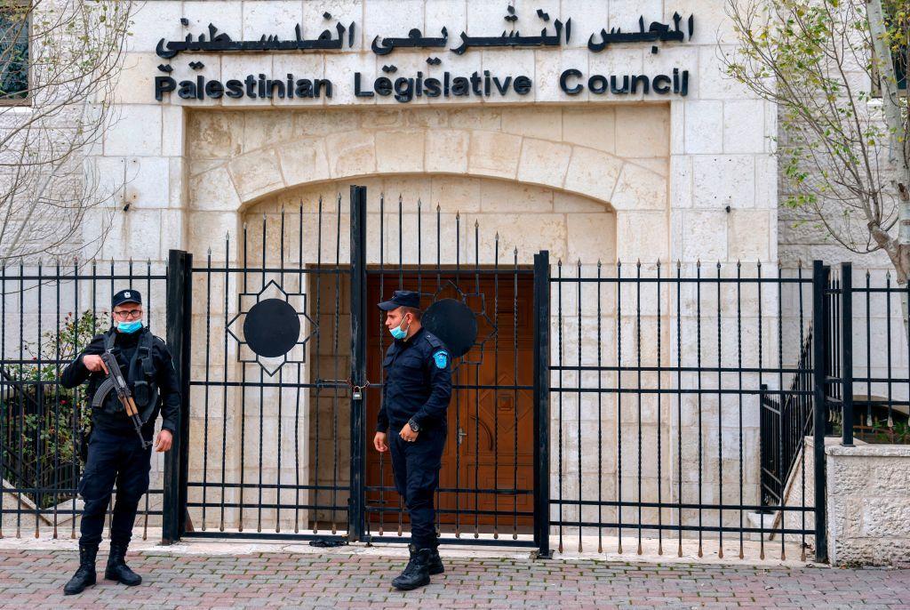 أفراد من قوات الأمن الفلسطينية يقفون خارج مبنى المجلس التشريعي في مدينة رام الله بالضفة الغربية المحتلة