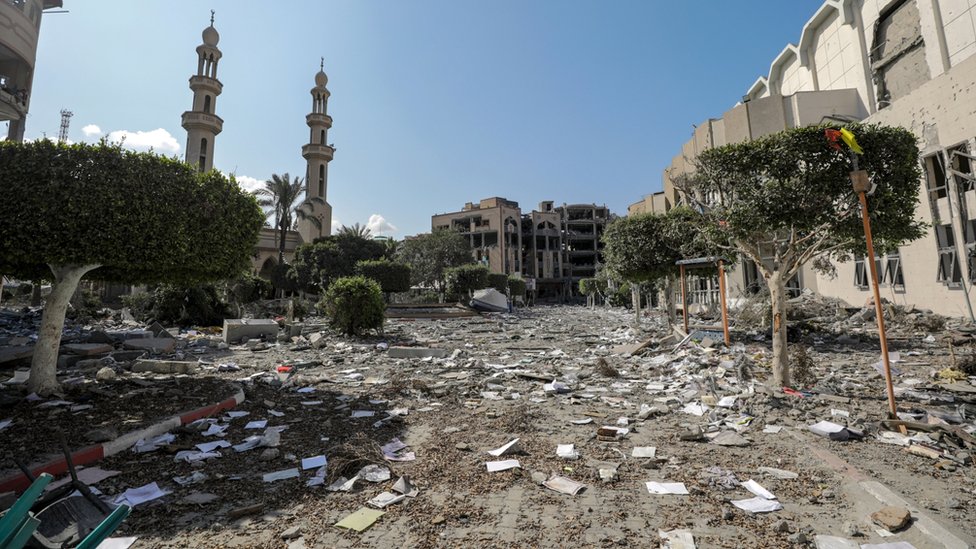 جانب من مقر الجامعة الإسلامية في غزة بعد تعرضه للقصف