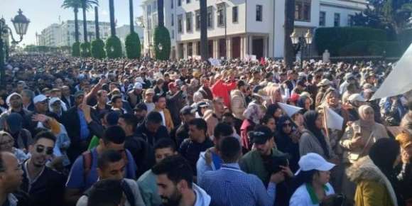 الأساتذة حيحو فالرباط اليوم.. دارو مسيرة كبيرة احتجاجا على النظام الأساسي لي طالبو بإسقاطه وبرحيل بنموسى وأكدوا على استمرارهم فالإضرابات وخا يتقتطع من خلصتهم