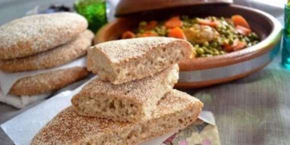 الخبز هو أكبر قالب عايشين بيه المغاربة! عوض بنادم ياكل ما يكفي من الخضرة واللحم والحوت والدجاج.. لي غايوفر ليه البروتينات والڤيطامينات كايعمر الدغمة بالخبز والبلول وشوية د الخضرة ممعوسة مع شي شنتيفة د اللحم! خاص نحيدو الخبز باش نعرفو القدرة الشرائية ديالنا الحقيقية ونعرفو درجة الزلط لي كانعيشو فيها بكل وضوح‎
