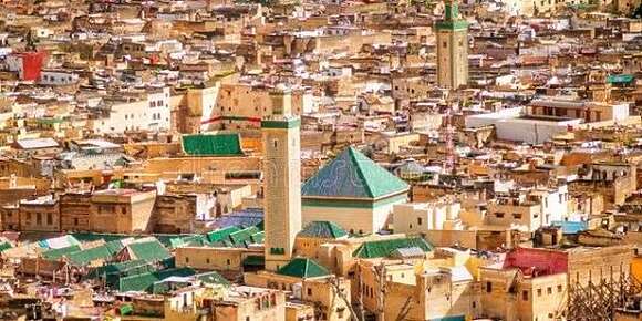 السائح فاش يكون جاي لمدينة فاس خاص يدير في بالو بلي بحال الى جاي لشي سوق أسبوعي في البادية نواحي تيسة كيحلو مع الصباح ويسدو مع المغرب، وهذا هو الوضع الحقيقي للمدينة القديمة بدون مبالغة باقا تابعة للتوقيت ديال ما قبل اختراع الكهرباء