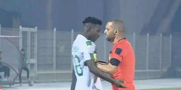 تصرف عنيف من الحكم رضوان فماتش برشيد والماص.. واش خاصاه الحمرا ؟