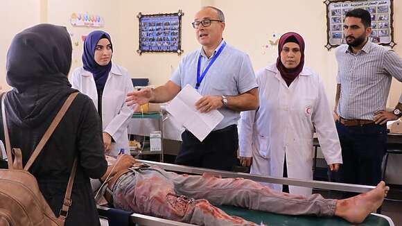 البروفيسير نيك ماينارد يعلم الطلاب في جامعة غزة الإسلامية كيفية معالجة الحالات الحرجة
