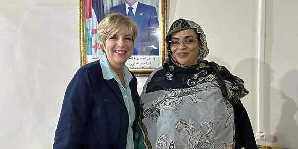 زيارة إنسانية حولاتها البوليساريو لانتصار.. السفارة د المريكان فالجزاير نشرات تصاور جداد للسفيرة بمخيمات تندوف
