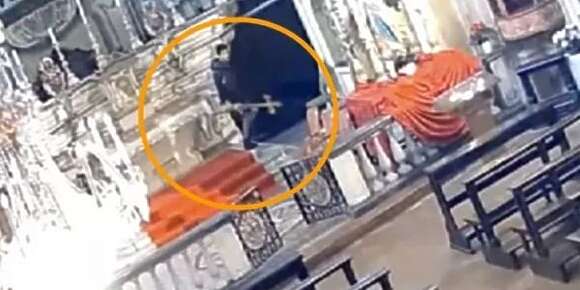 سخونية الراس كترجع بالبرودة.. مغربي حارگ للطاليان لقا راسو روفولي بعد ما خرب صلبان كنيسة انتقاما للفلسطينيين (فيديو)