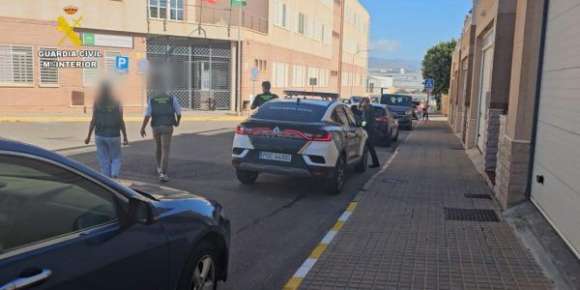 لاگوارديا سيپيل شدو أسرة مغربية فرضات على ابنتها اللي عندها 15 عام باش تزوج من ولد عمها اللي كبر منها ب 11 عام (فيديو)