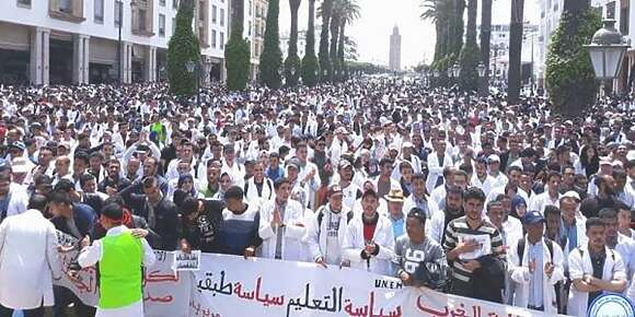 من الخطأ يكون الحوار مع النقابات لي مبقاتش عندها مصداقية..هي لي ورطات الدولة فهاد الأزمة باش رفضو زيادة 2500 درهم فالأول للأساتذة وفضلو مصالح “الموظفين القدام” والتنسيقيات هي لي حاكما “لازون” ديال الاحتجاجات