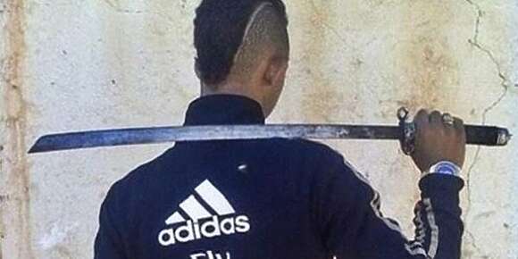 گاع الواليدين عندنا متّافقين بلي ربّاو ولادهم أحسن تربية حتى هاديك لي ربّات بنتها غي بالعصا والقمع والنتيف وهاداك لي ماعمرو تسوق لولادو! وشكون كايدير المصايب فالزنقة؟! شكون كايلوح الزبل؟ شكون كايجبد قضيبو ويبول فالشارع العام؟! شكون كايحك مؤخرتو قدام عباد الله؟ ولاد الاخرين ماشي ولادهم! واش بنادم ماربّا تاراسو وبغيتيه يربّي ليك مواطنين صالحين