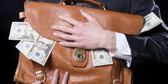 اختلس فلوس عمومية.. جنايات فاس ضربات إطار كبير فإحدى القنصليات الإيطالية بـ4 سنين دالحبس نافذة و30 ألف درهم غرامة
