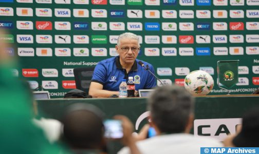 الكونفدرالية الإفريقية لكرة القدم .. إيقاف مدرب المنتخب التنزاني، الجزائري عادل عمروش، لثماني مباريات
