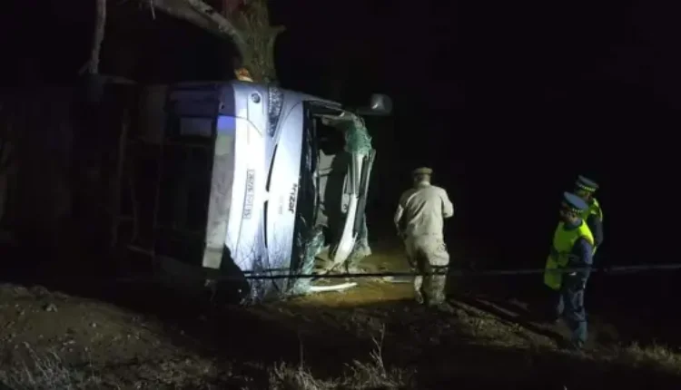 انقلاب حافلة لنقل المسافرين يصيب 22 شخصا