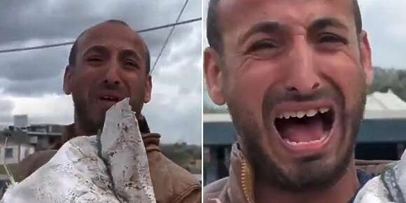 بكا بالفرحة حينت وصلاتو خنشا دالطحين.. فيديو مؤثر لراجل من غزة قهرو الجوع والحرب