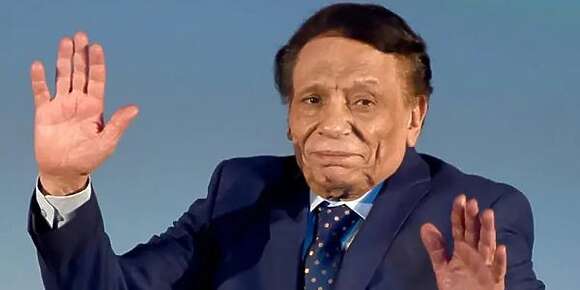 عادل إمام اعتازل الفن.. وولدو رامي أكد أن صحة “الزعيم” مزيانة وبغا يتفرغ الحياة الأسرية ويستمتع بالأجواء العائلية