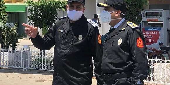 في الوقت لي كيبدل الحموشي مجهود كبير لتحديث الأمن الوطني باقا ملحقة الوفاق بعين السمن غارقة في الثمانينات خاص تجي ليها مع السبعة أو السبعة ونص باش تقيد في لائحة من أجل شهادة السكنى هادشي في الوقت لي يمكن نخرج أغلب الوثائق الإدارية غير من الأنترنيت لا يعقل هادشي
