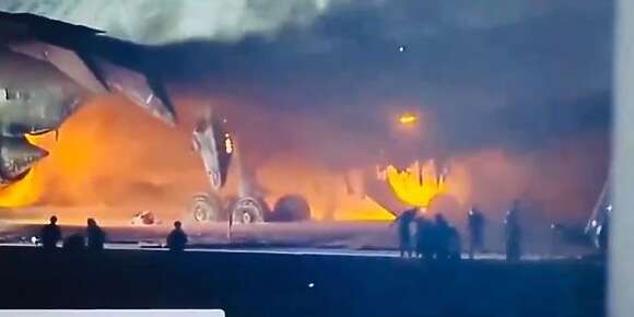 كسيدة خايبة فمطار الجابون.. طيارة نزلات شاعلة فيها العافية ودخلات فطيارة اخرى (فيديو)