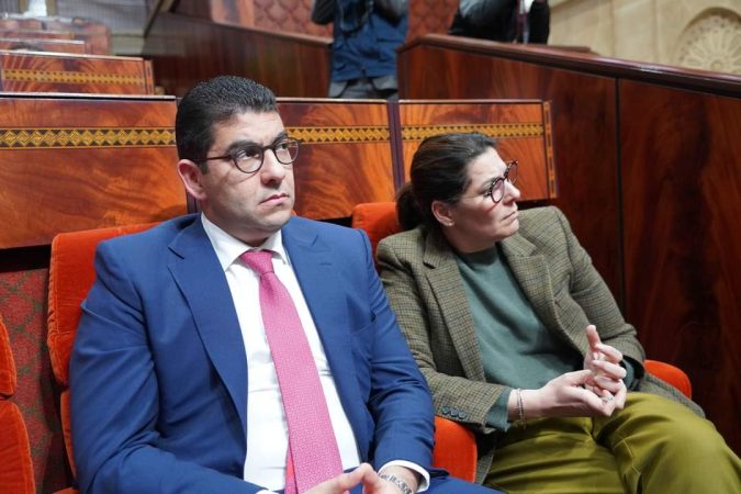 المنصوري وبنسعيد بملامح صارمة في نفس المكان