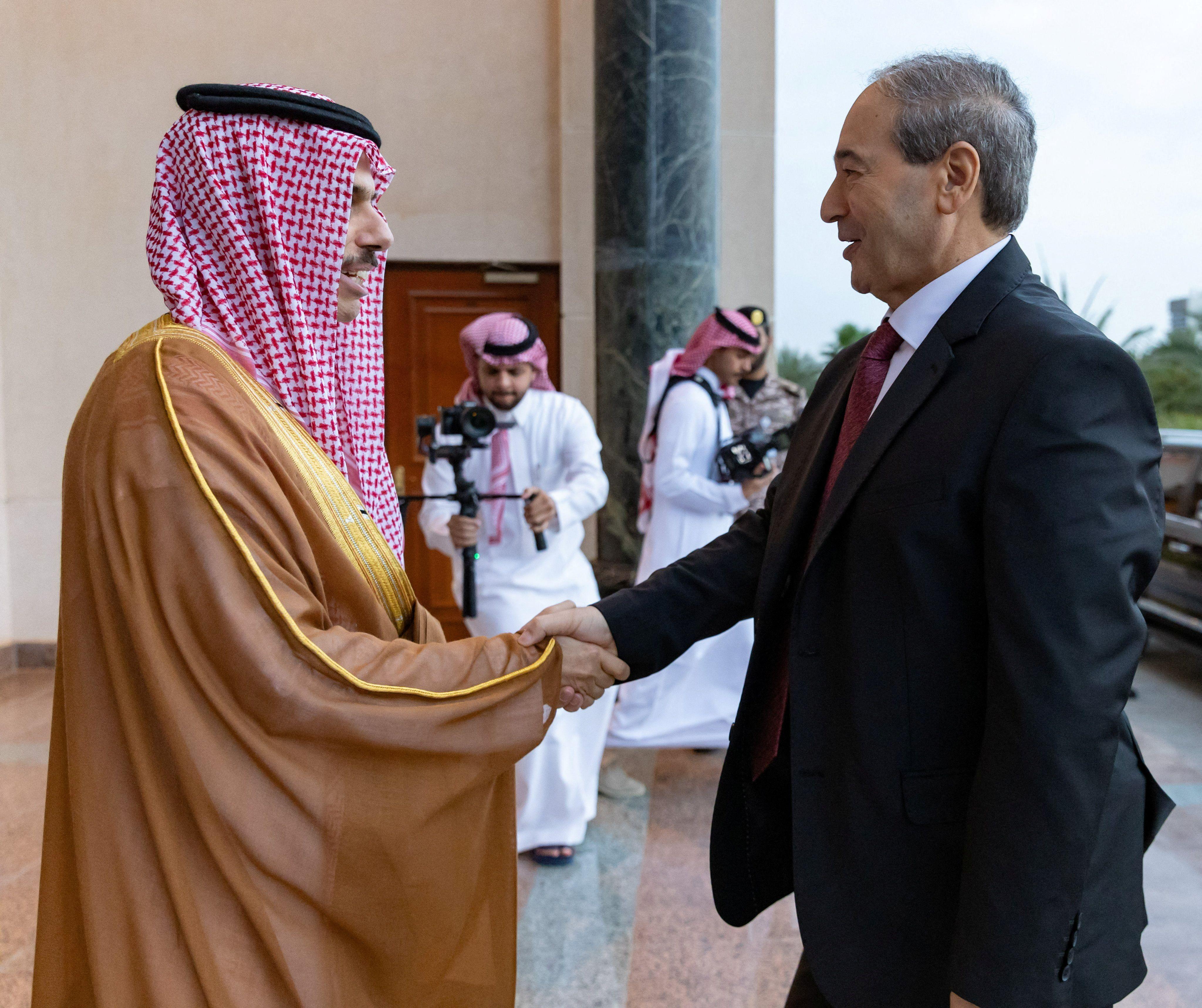 التقى وزير الخارجية السعودي الأمير فيصل بن فرحان وزير الشؤون الخارجية السوري فيصل مقداد في جدة في أبريل/نيسان العام الماضي
