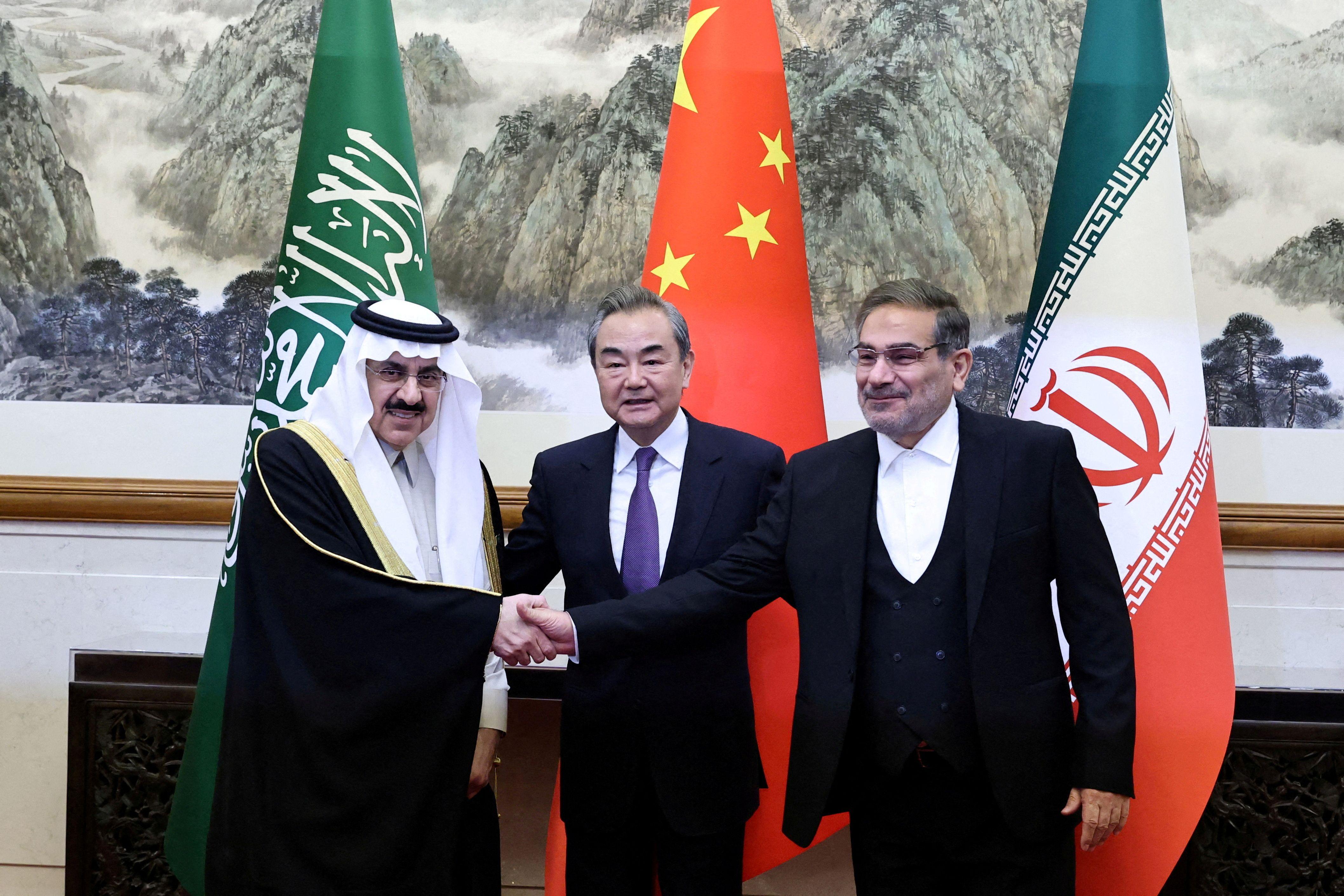الدبلوماسي الإيراني السابق علي شمخاني ومدير مكتب لجنة الشؤون الخارجية المركزية الصيني وانغ يي ومستشار الأمن القومي السعودي مسعد بن محمد العيبان في بكين في مارس/ آذار 2023 