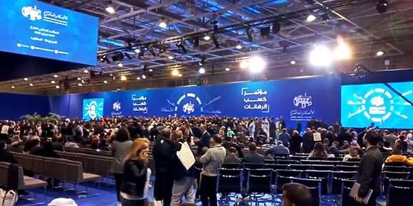 أيها الباميون صوتوا لصديق صديقي! ابحثوا عنه…إنه في مكان ما داخل المؤتمر