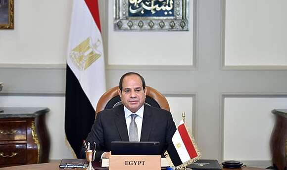السيسي يقرّ قانوناً يحيل مافيا السوق السوداء للقضاء العسكري