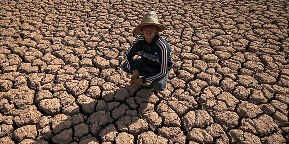 المشكل ديال الما لي كانعيشوه حاليا غايكون عندو نقطة ايجابية وحدة هي نحبسو ديك الكذبة ديال المغرب “بلد فلاحي”حيت ماكاين حتى شي بلد كايسمّي راسو “فلاحي” فالعالم مافيهش الشتا خيط من السما و الفلاحة كاتمارس فيه بطريقة بدائية فحالي مارسها الانسان الأول ربعطاشر ألف عام قبل الميلاد ! بنادم كايلوح البذرة و كايساين تصب الشتا على مولانا !