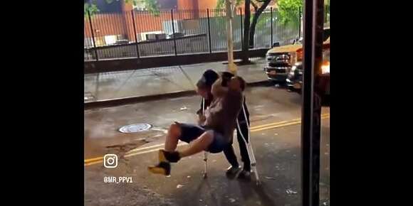 الميريكانيين كاعيين عليه مزيان.. واحد سخن عليه راسو وبدا كيتعدا على الناس لي كيتمشاو فالشارع وماوقرش حتى المعاقين والعميين..(فيديو)
